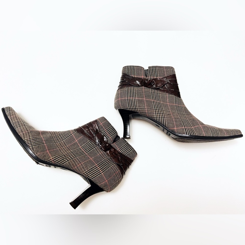 (sold)Predictions Plaid Ankle Boots with Brown Accent Preppy Chic Classic Fall
